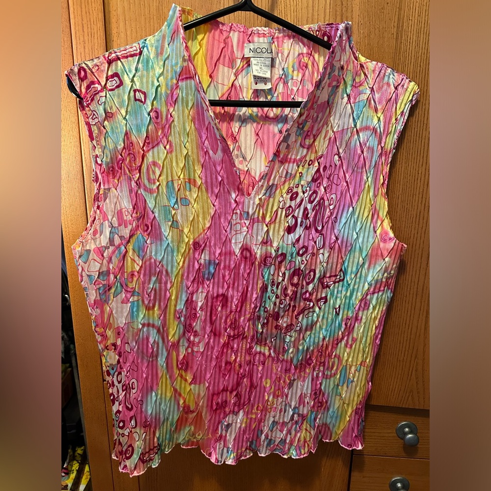 Nicola Pastel Floral crinkle stretch vneck top